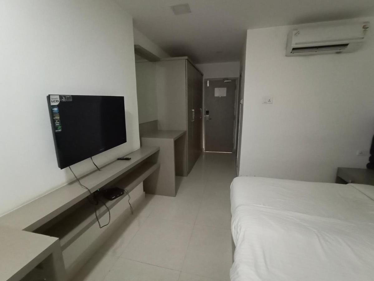 La Riviera Suites Hyderabad Exteriör bild