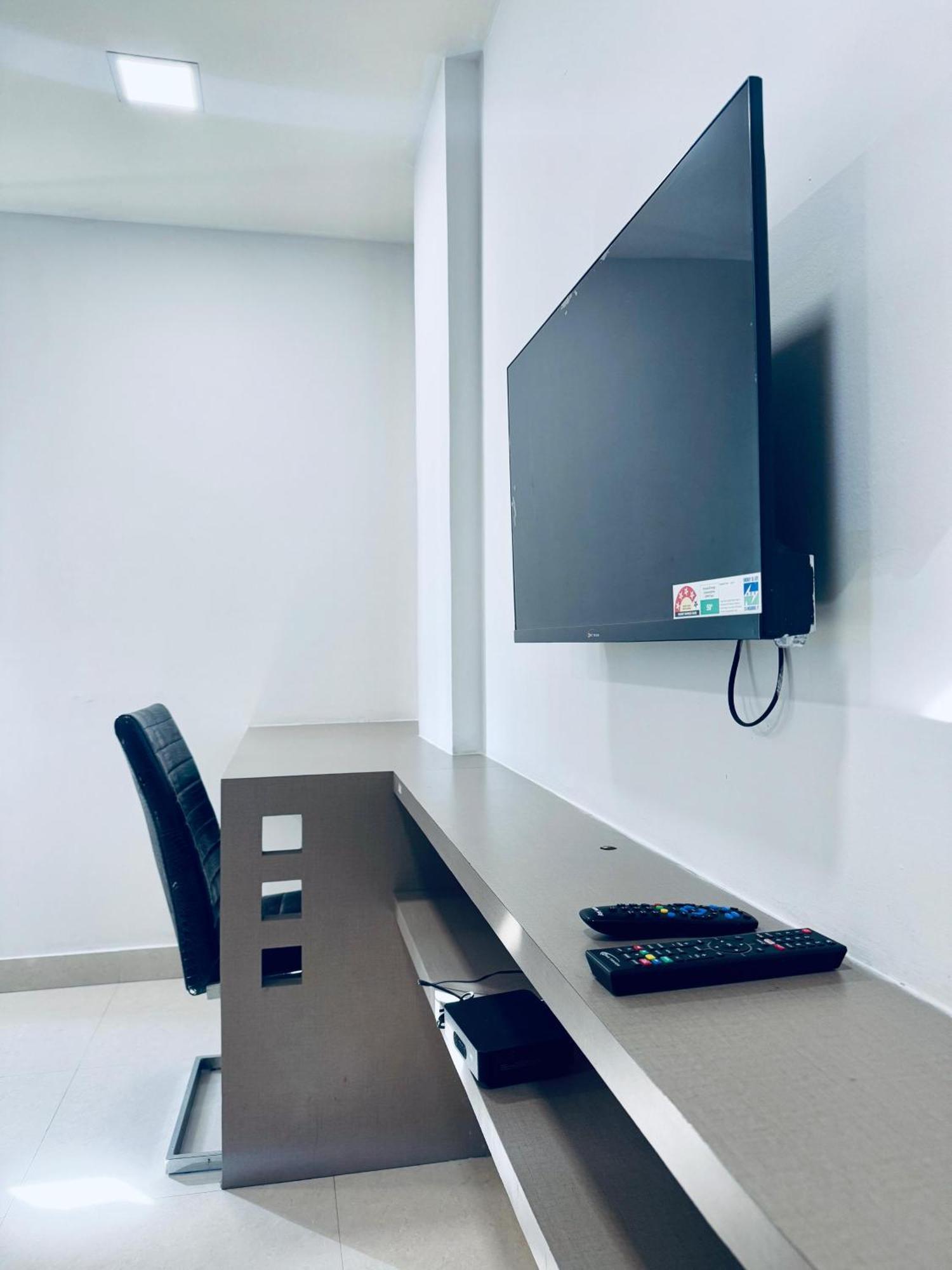 La Riviera Suites Hyderabad Exteriör bild