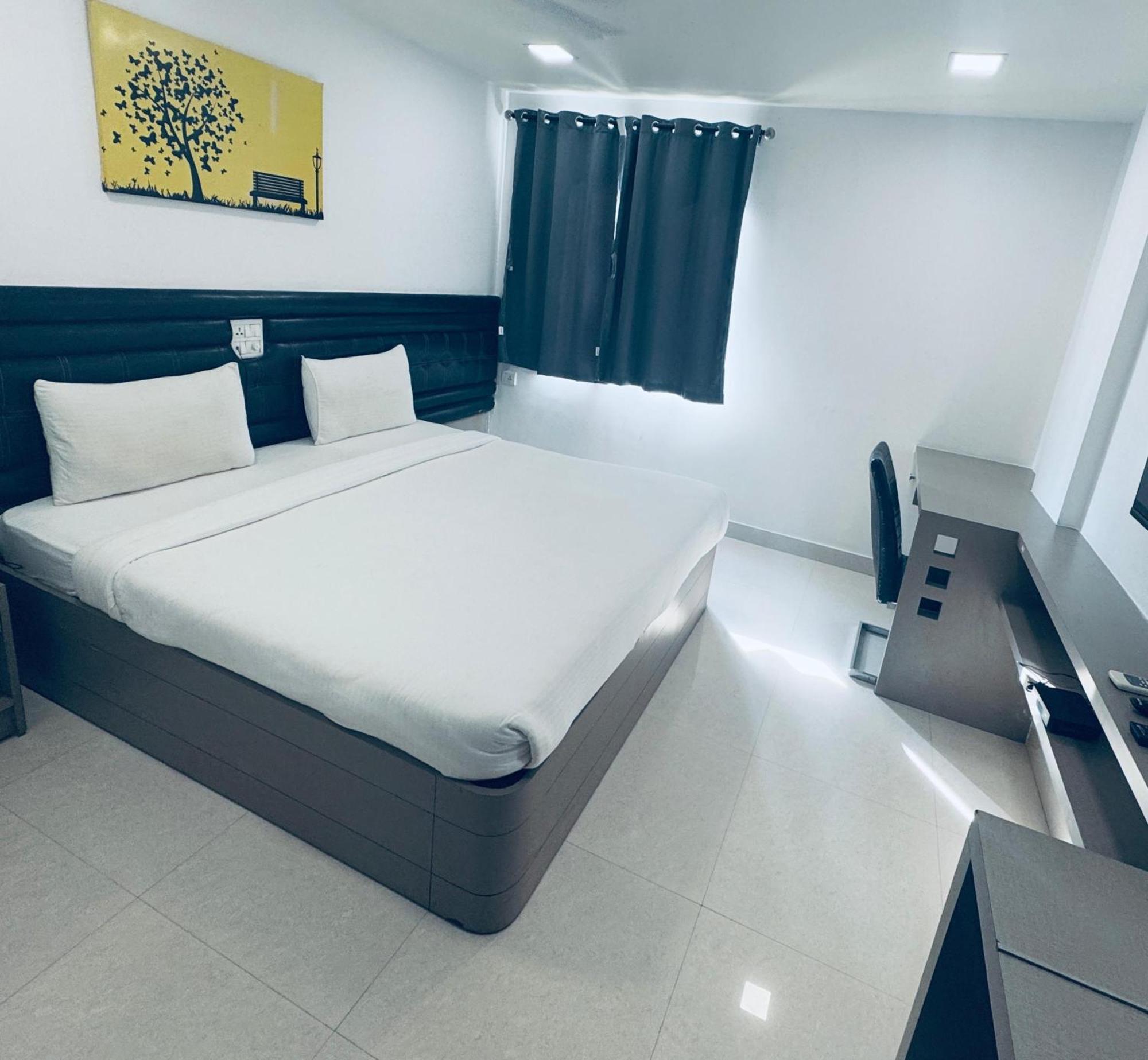 La Riviera Suites Hyderabad Exteriör bild