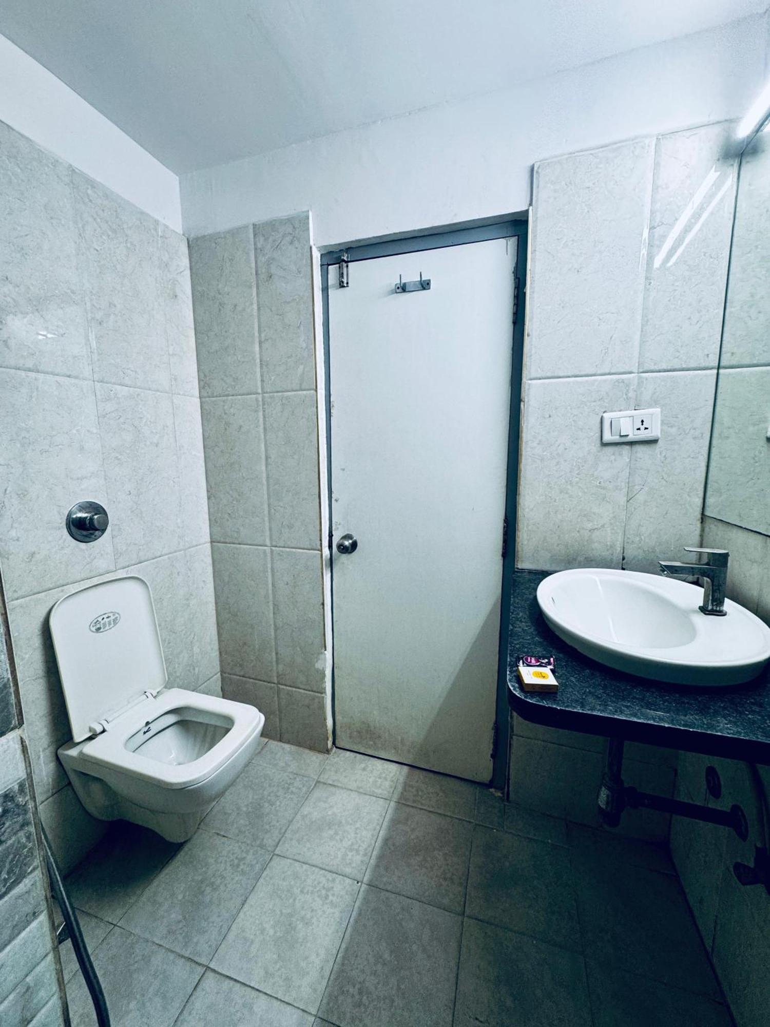 La Riviera Suites Hyderabad Exteriör bild