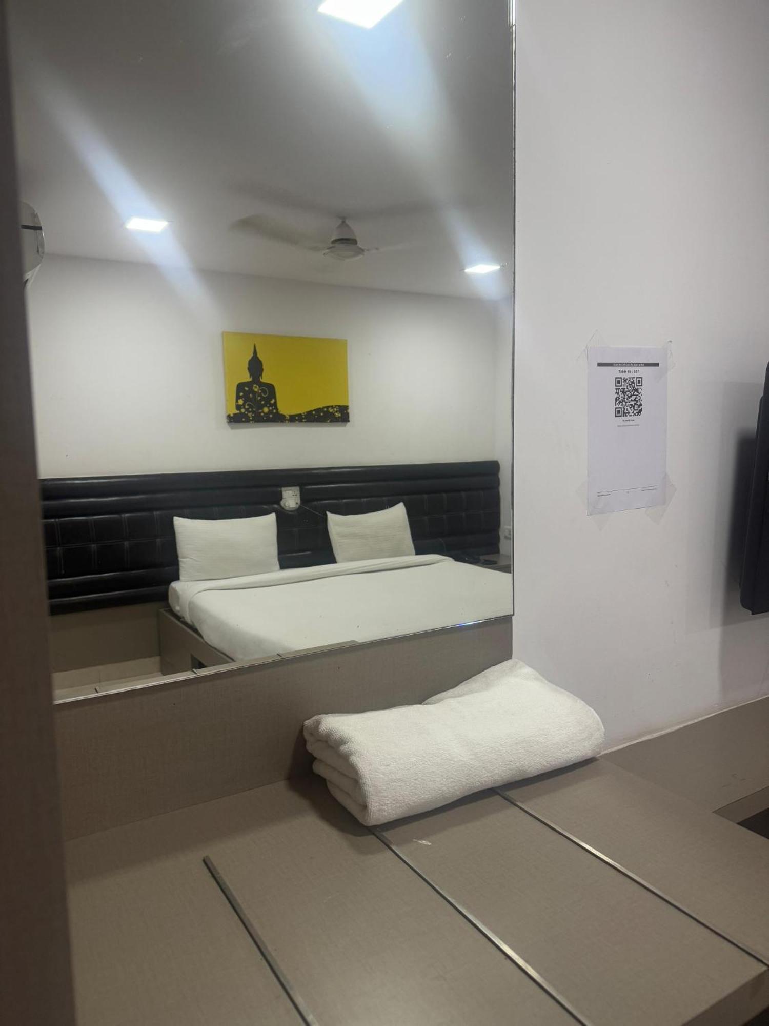La Riviera Suites Hyderabad Exteriör bild