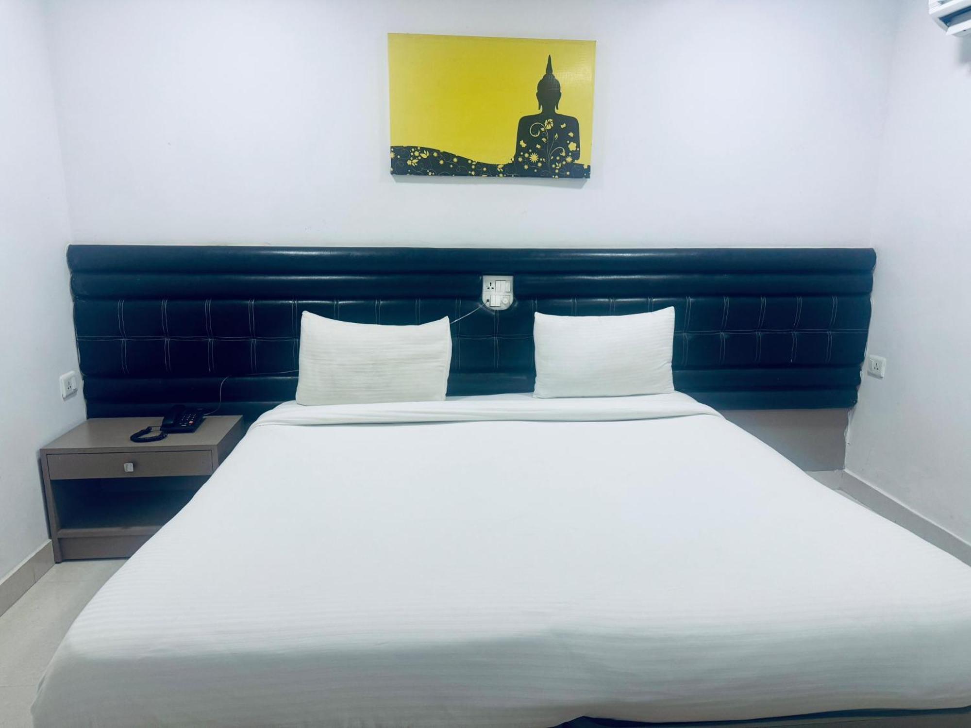 La Riviera Suites Hyderabad Exteriör bild